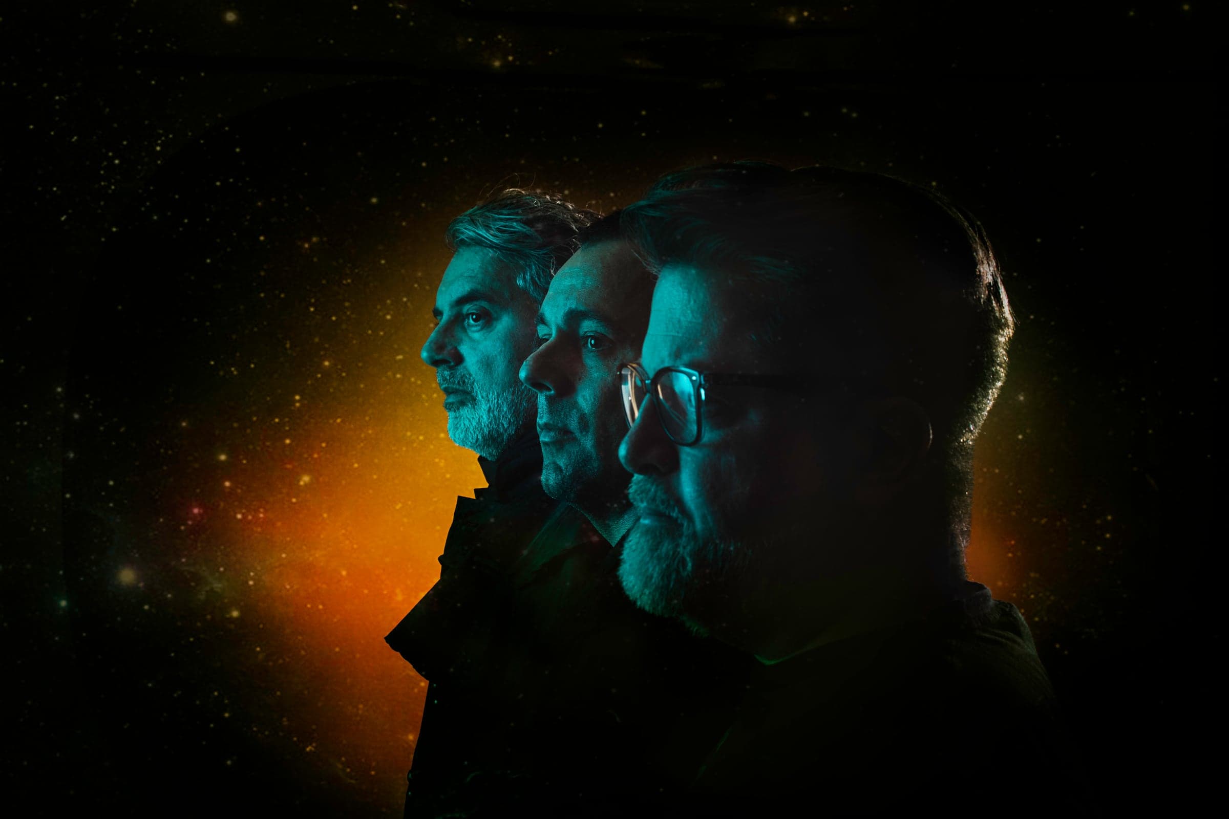 Perfis da banda em luz dourada, sobre um céu estrelado